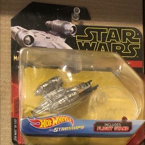 At st raider and razor crest hot wheels